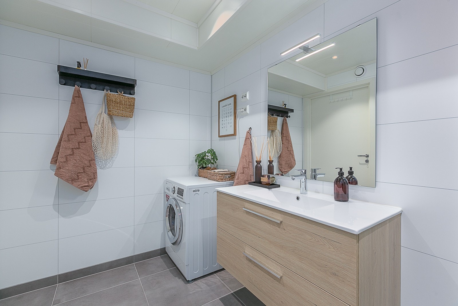 Pen innredning og plass til vaskemaskin. Galleribilde