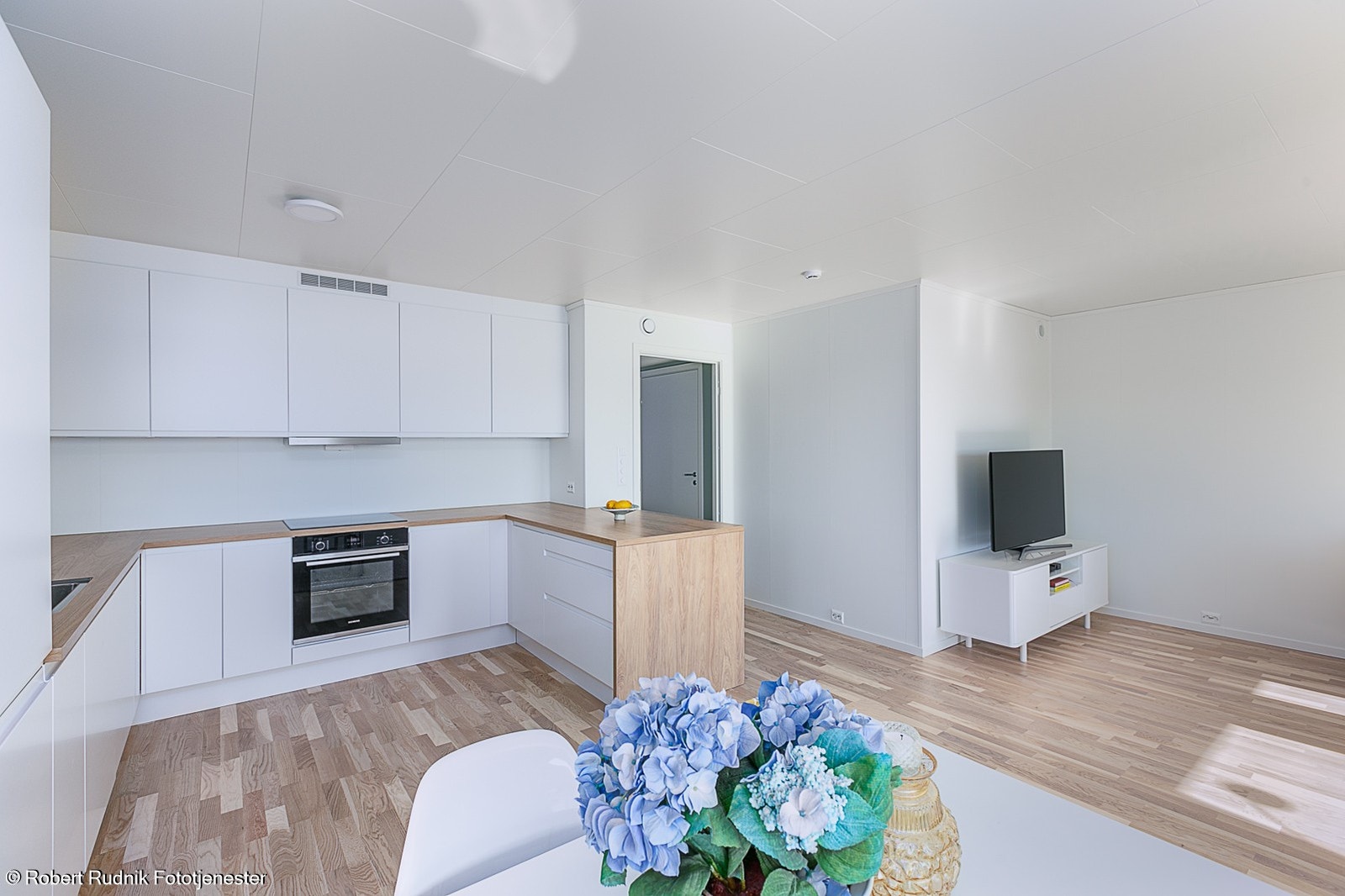 Leiligheten har gjennomgående innvendige lyse overflater. Galleribilde