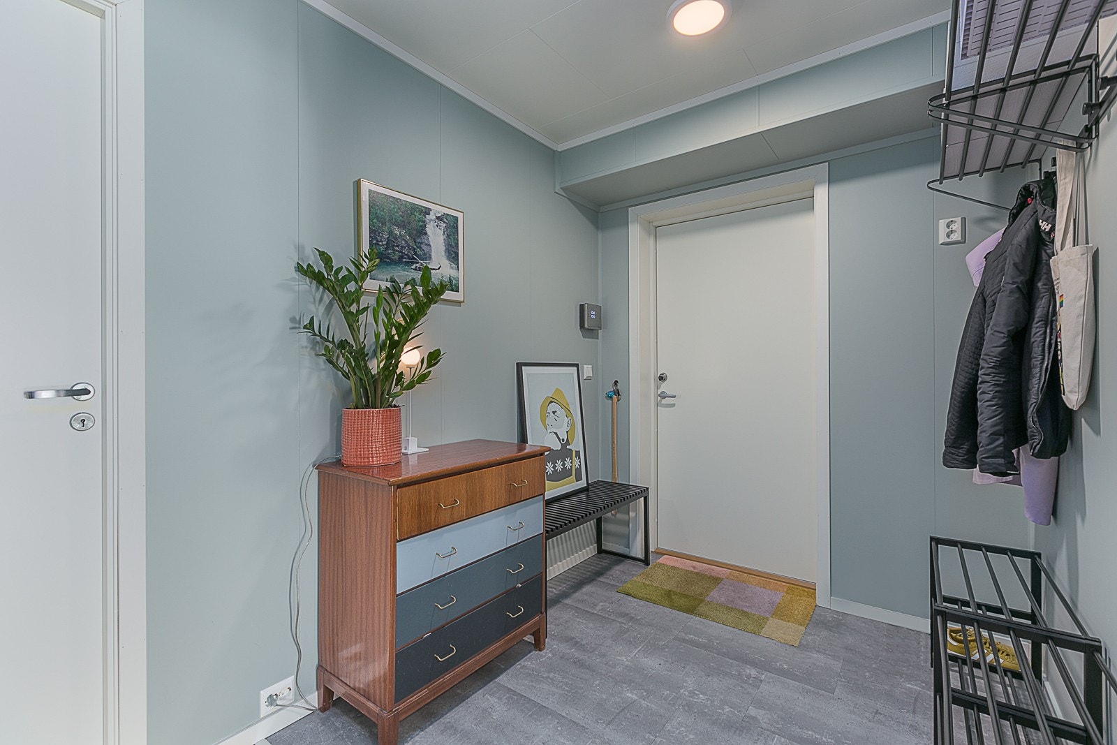 Vindfang med plass til oppheng av yttertøy. Galleribilde