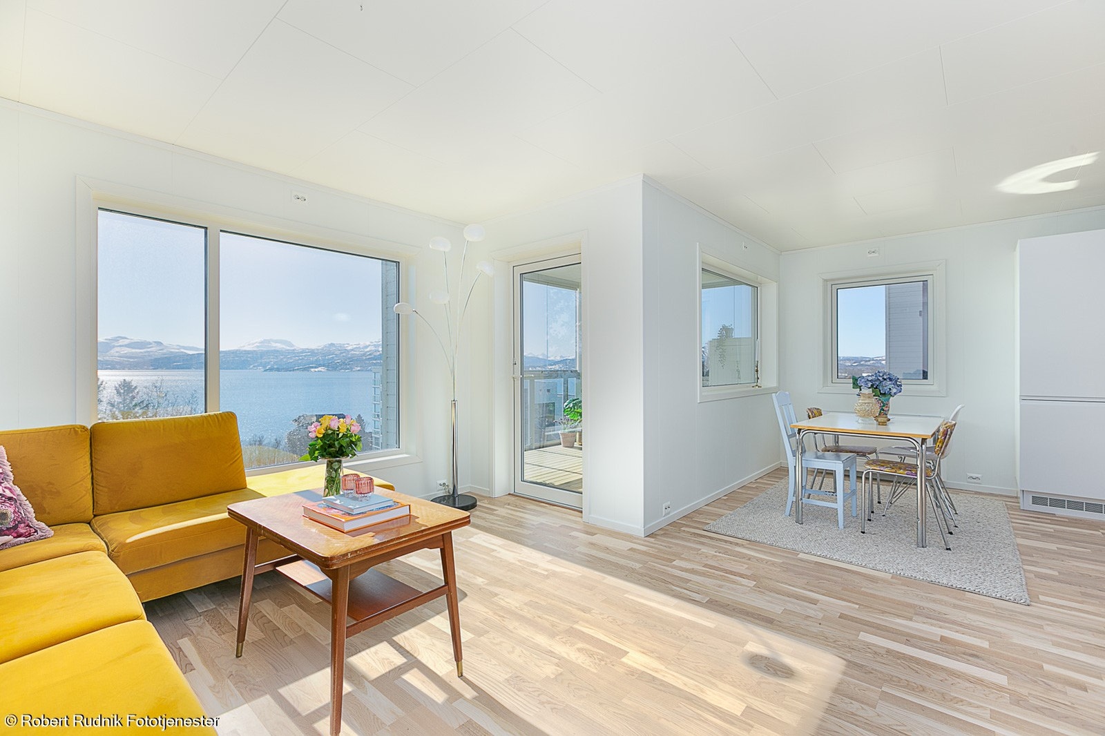 Lekker leilighet fra 2021 med to soverom og egen carport - innglasset veranda med fantastisk utsikt - sentral beliggenhet. Galleribilde