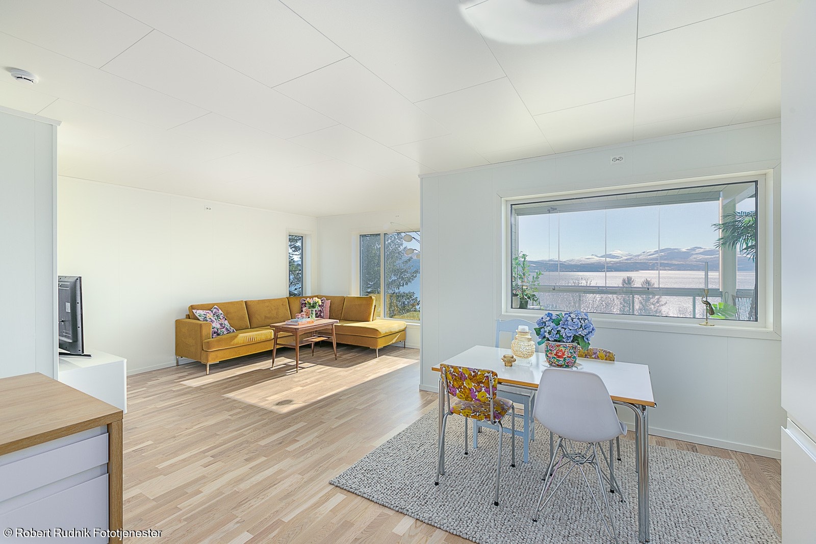 Praktisk planløsning med spisestuedel mellom stue og kjøkken. Galleribilde