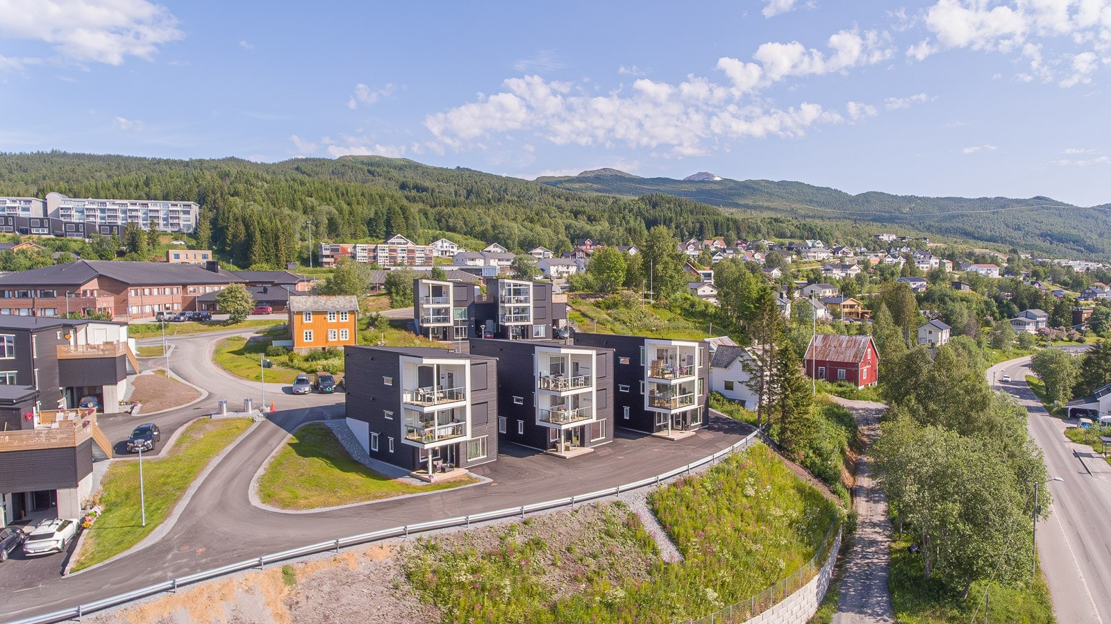 Eiendommen ligger på et høydedrag og er pent opparbeidet med trafikk- og grøntarealer. Galleribilde