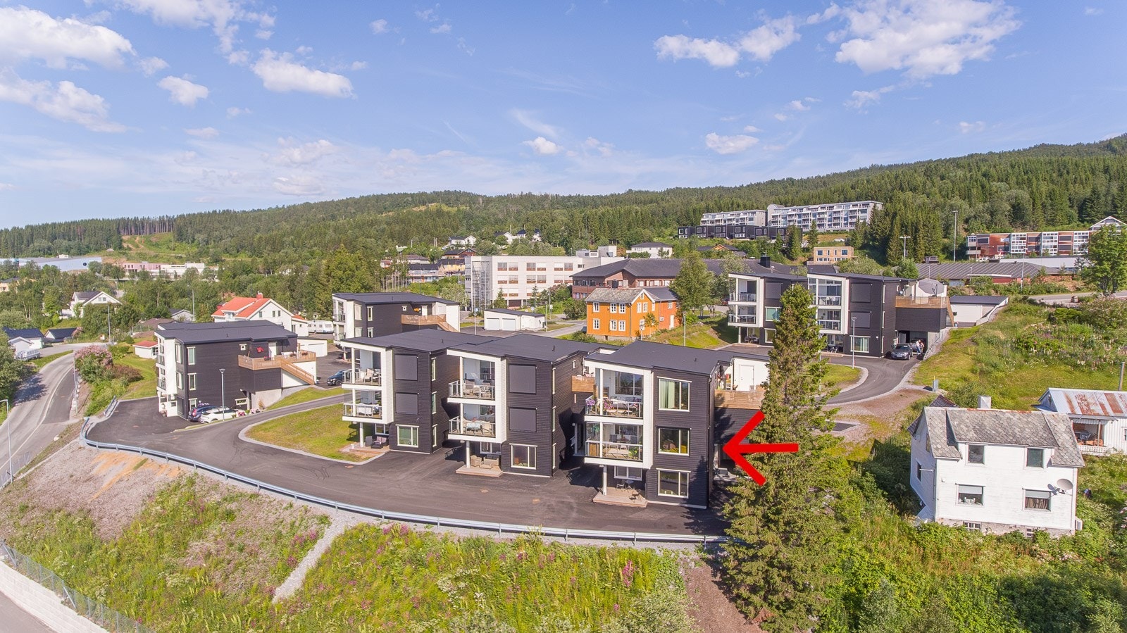 Gangavstand til barnehage, skole, matbutikk og Finnsnes sentrum. Nært til turterreng i bakkant. Galleribilde