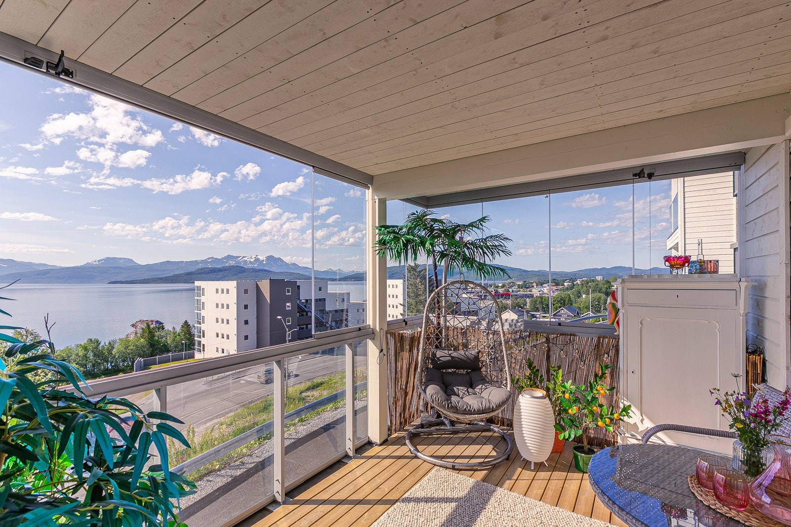 Leiligheten ligger i fremste rekke og har en fantastisk utsikt fra andre etasje. Galleribilde