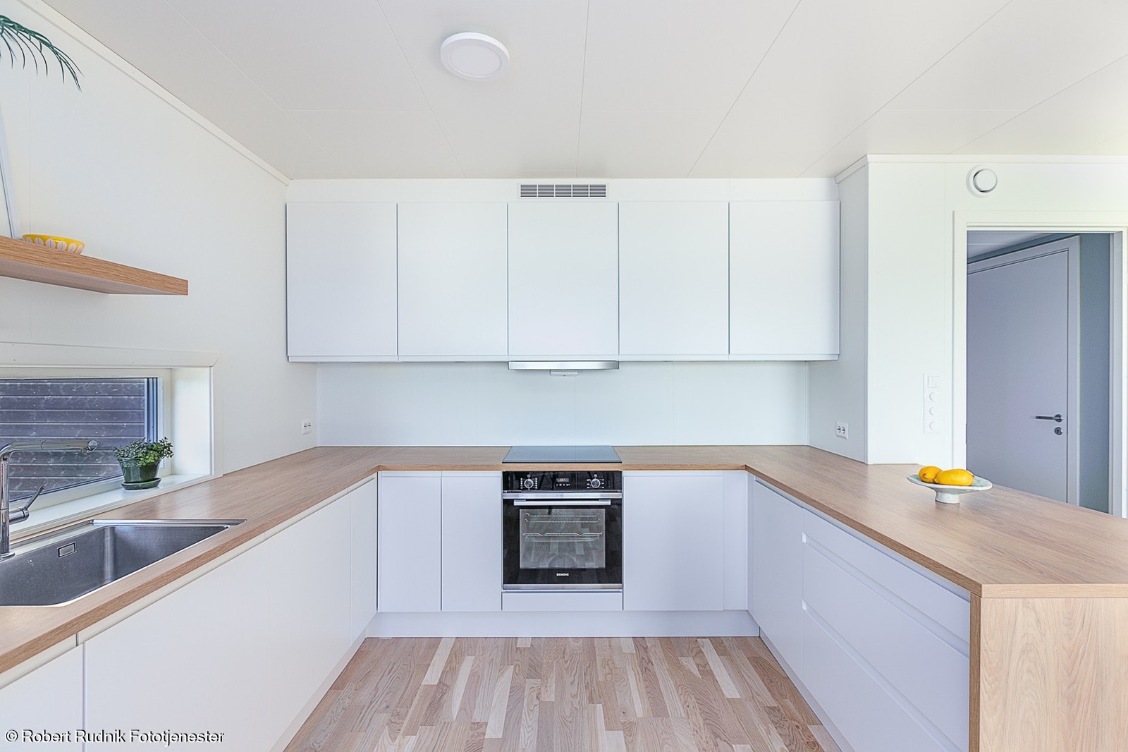 Påkostet kjøkken med innredning fra Sigdal, koketopp fra Siemens og komfyr med pyrolysefunksjon. Galleribilde