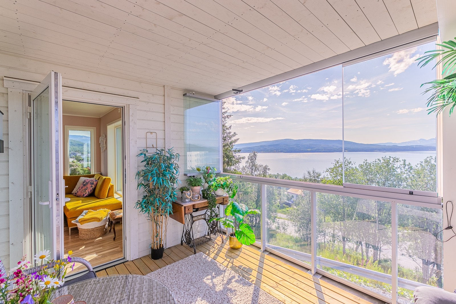 Leiligheten har innglasset veranda med nydelig utsikt som fungerer som en forlengelse av stuen. Galleribilde