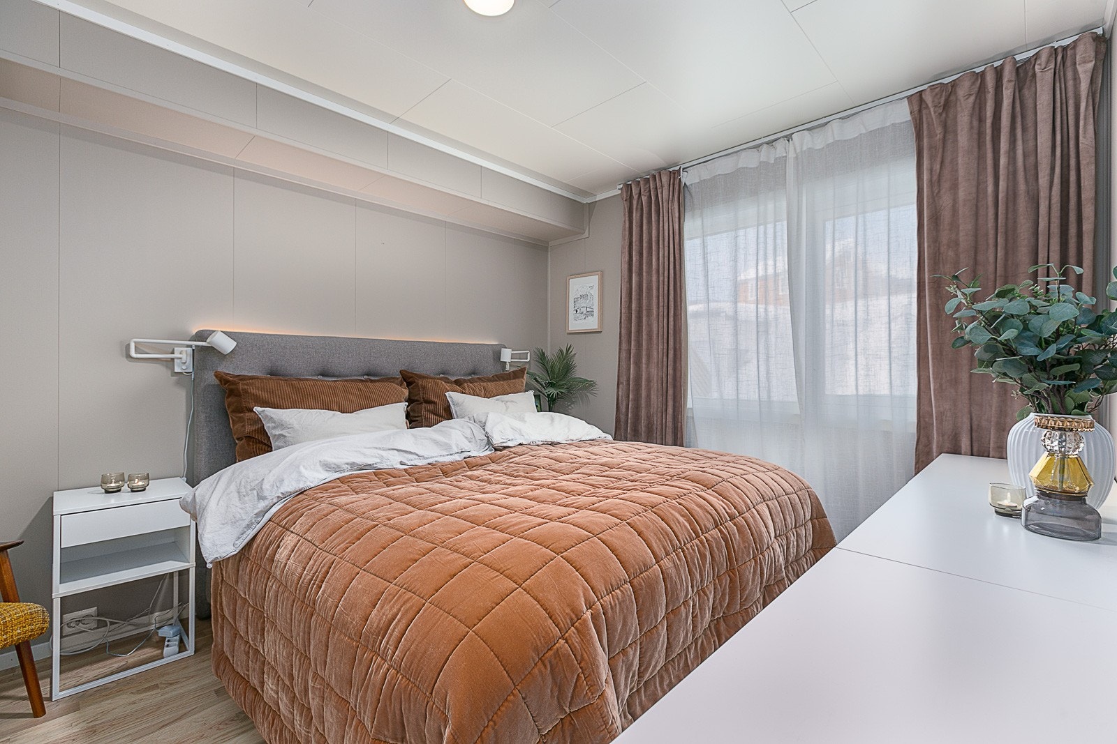 Hovedsoverommet er romslig og har egen walk-in-garderobe med praktisk skyvedør. Galleribilde