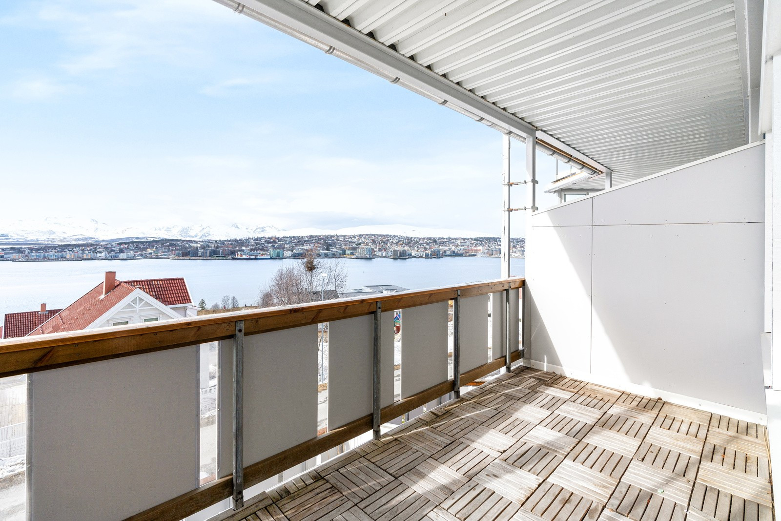 Takoverbygd veranda med gode solforhold. Her har du god plass til utemøbler.