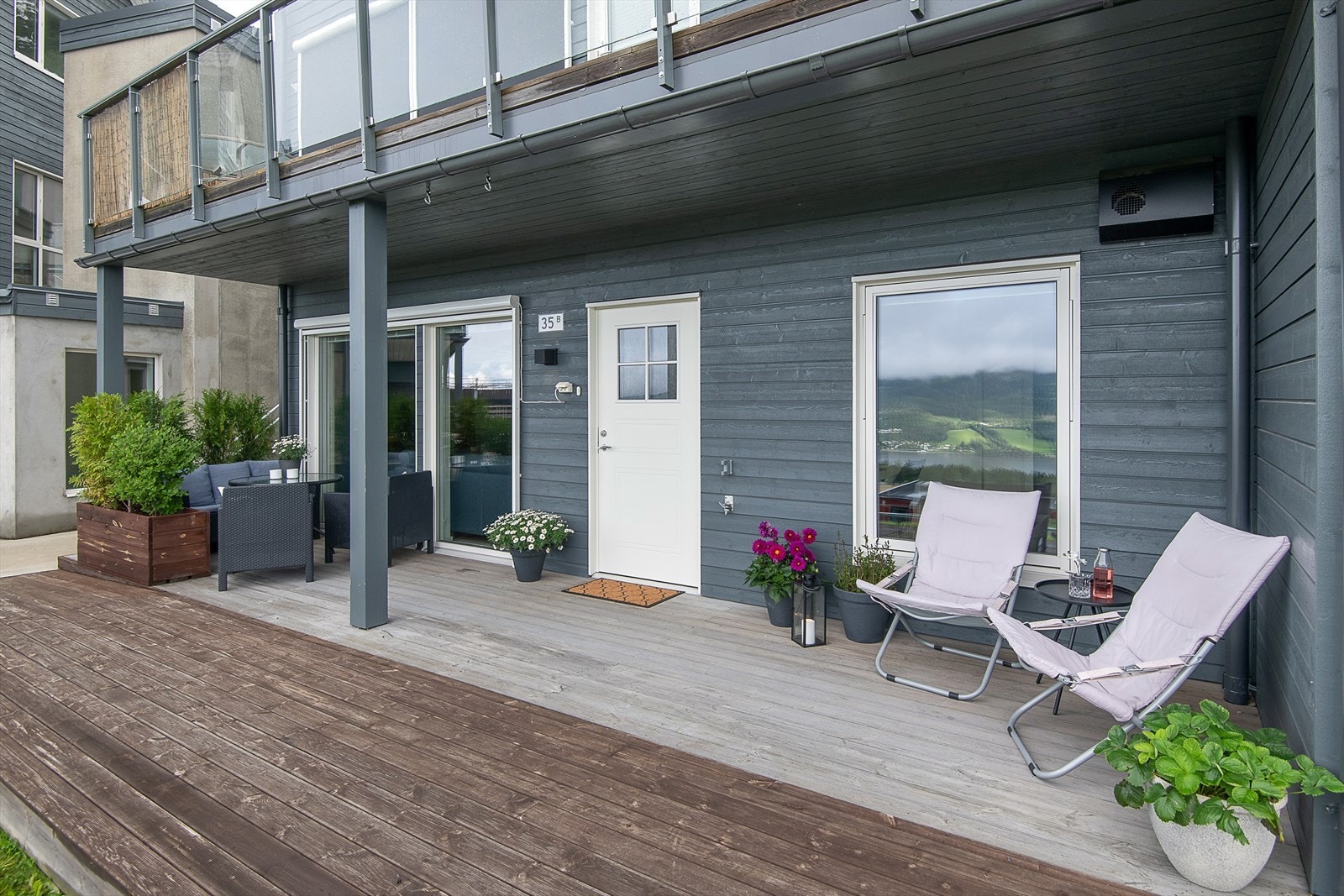 Takoverbygget terrasse.
Den lyse delen av plattingen tilhører leiligheten, mens den mørke delen
er i utgangspunktet fellesareal. Galleribilde