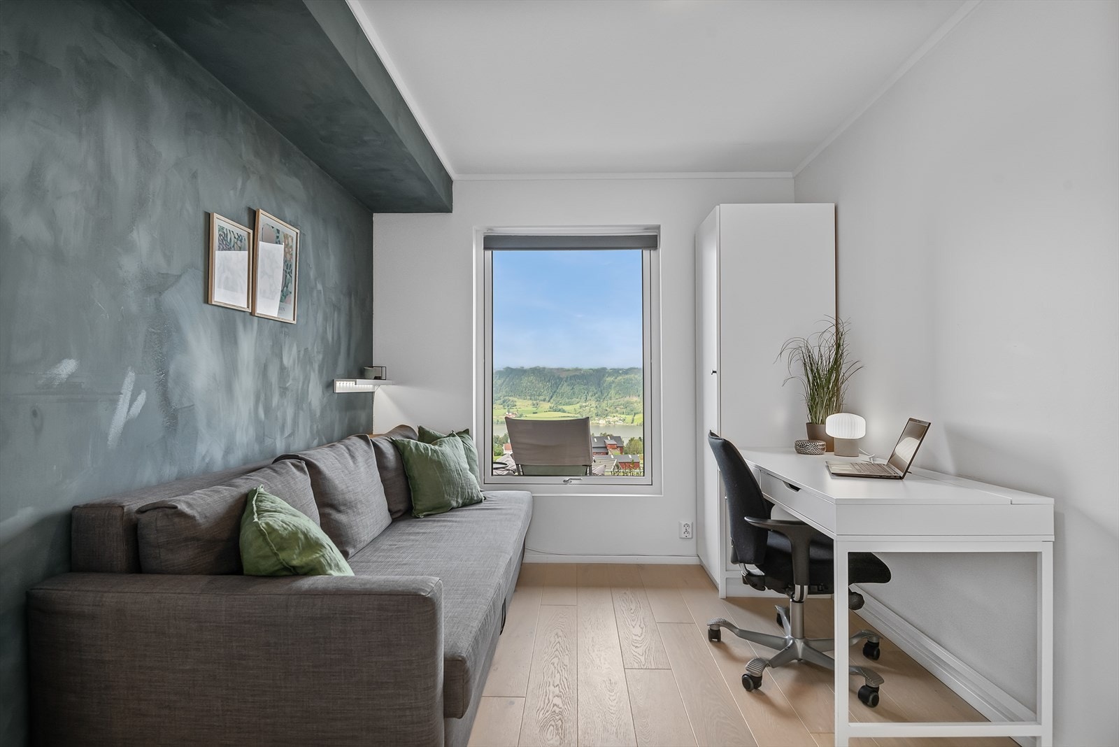 Soverom nr. 2 er innredet som gjesterom med kontorplass, -perfekt om du kan jobbe fra hjemme Galleribilde