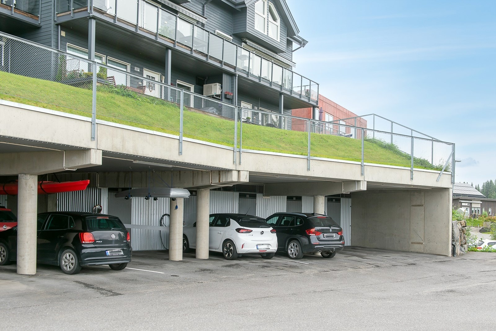 Leiligheten disponerer en biloppstillingsplass med elbil-lader, i fellesanlegg Galleribilde