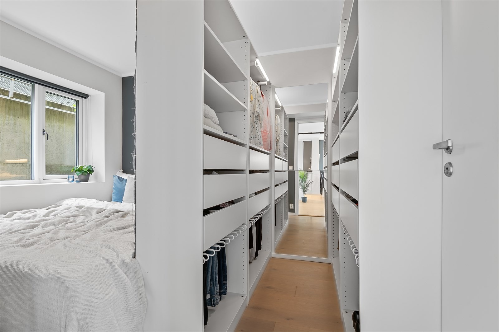 Det er laget en stor garderobe på dette soverommet. Galleribilde