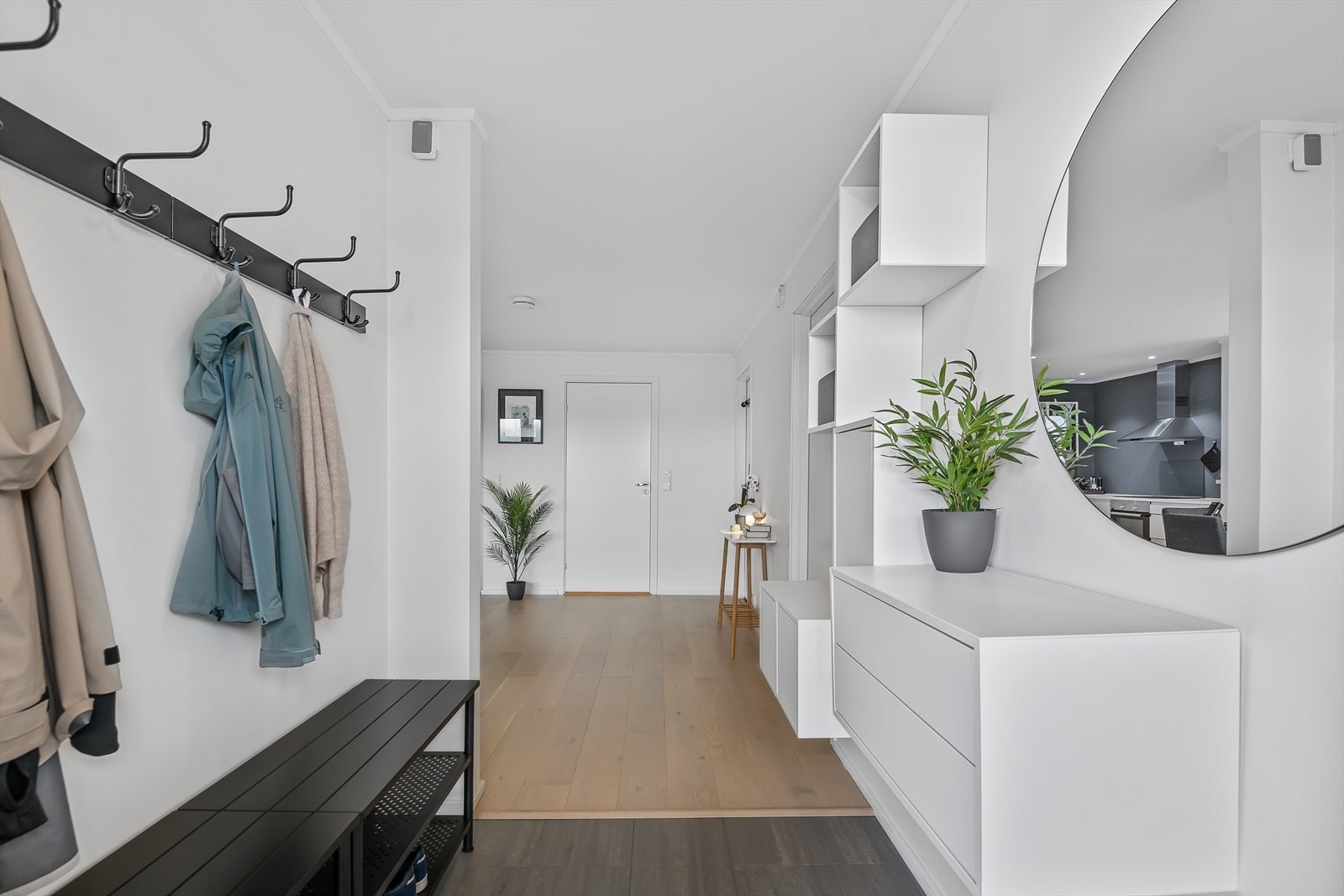 Fra stuen er adkomst inn til bad og begge soverommene Galleribilde