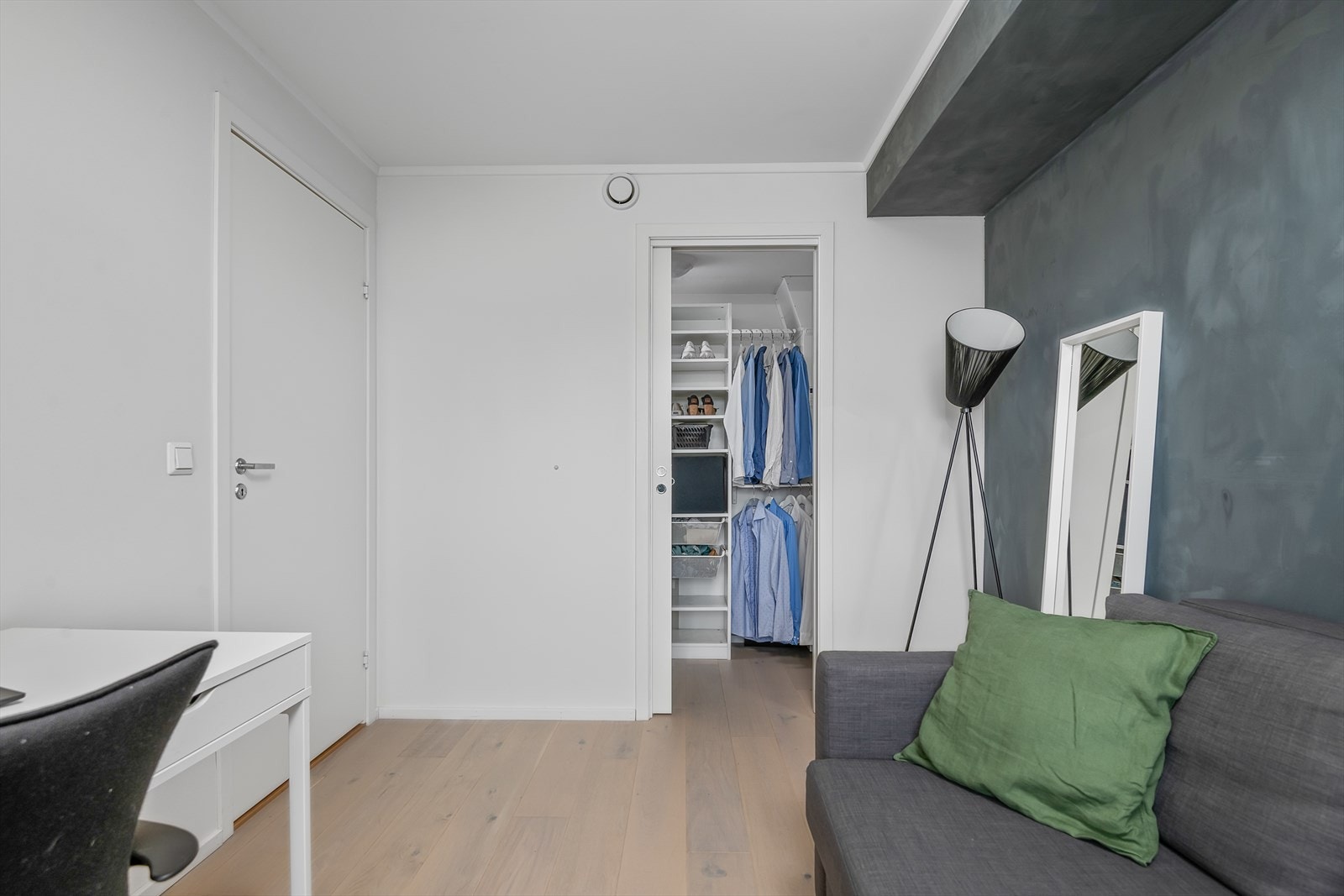 Gjestesoverommet er i tilknytning med den innvendige boden, og er innredet med garderobeløsning Galleribilde
