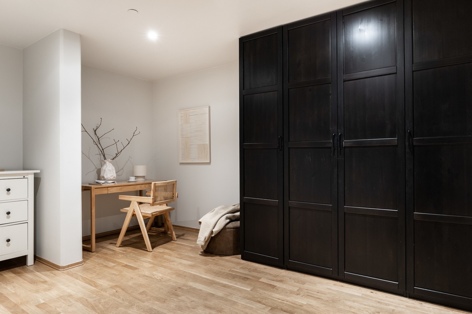 Entré med stort garderobeskap. Galleribilde