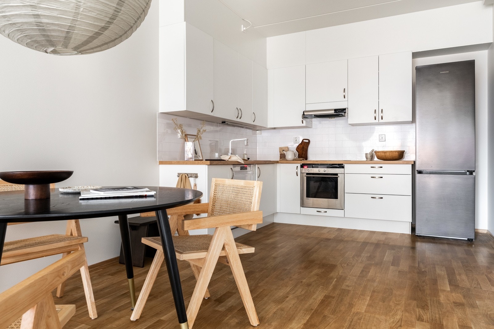 Kjøkkeninnredning fra byggeåret 2017 med slette fronter og benkeplater av laminat. Galleribilde