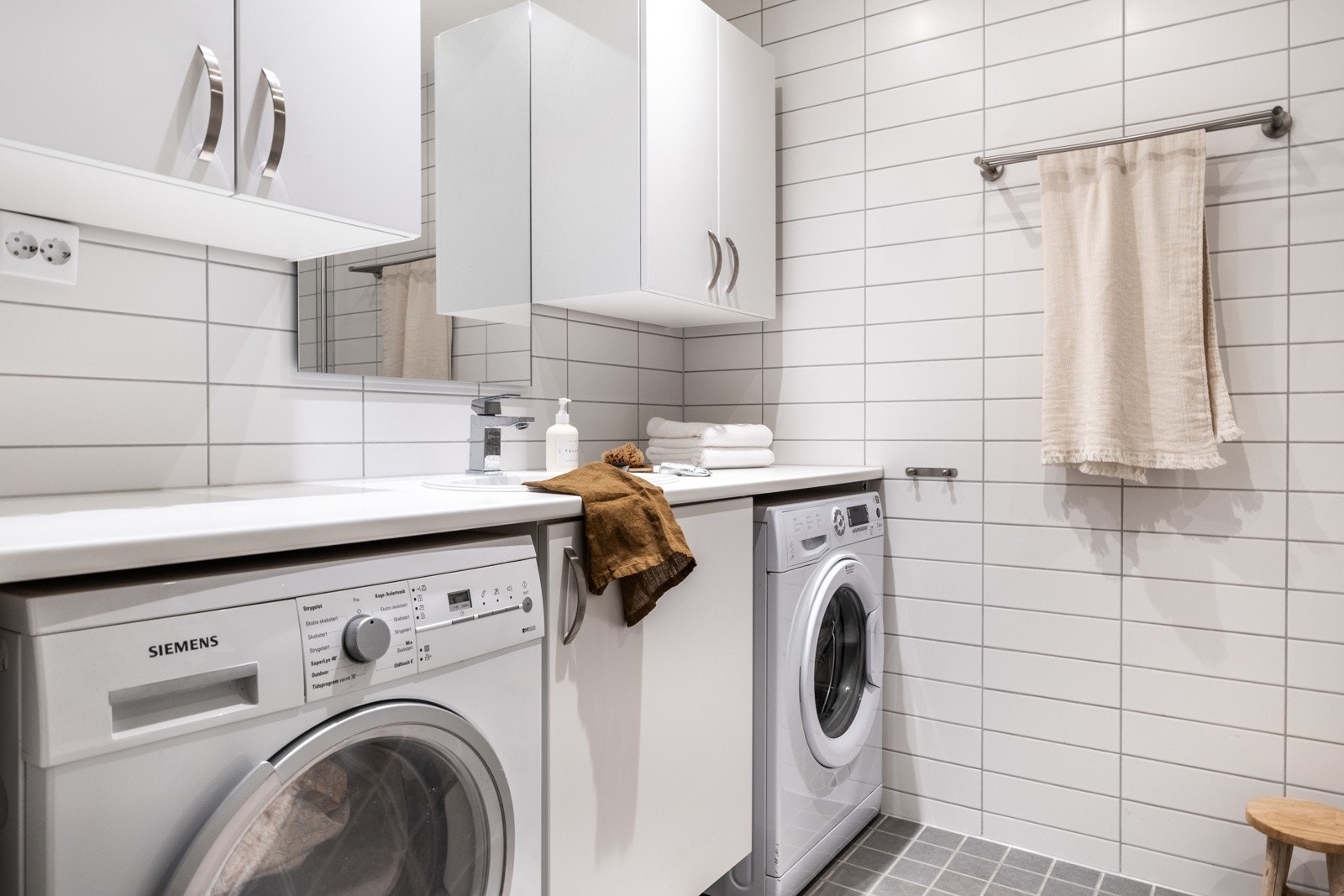 Badet har opplegg for vaskemaskin og tørketrommel. Galleribilde