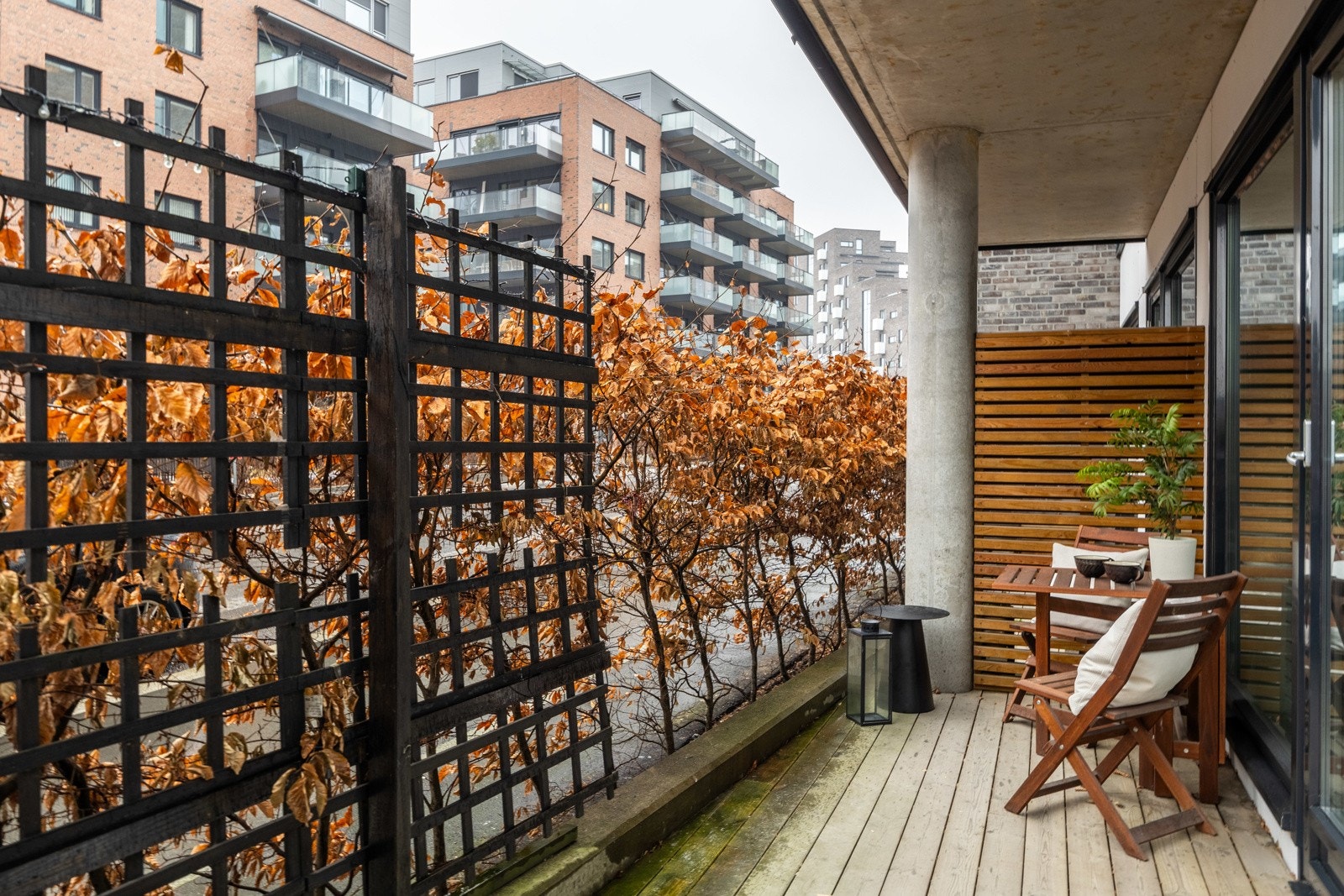 Utgang fra stue til delvis overbygget nordvendt markterrasse på ca. 12 kvm. Galleribilde