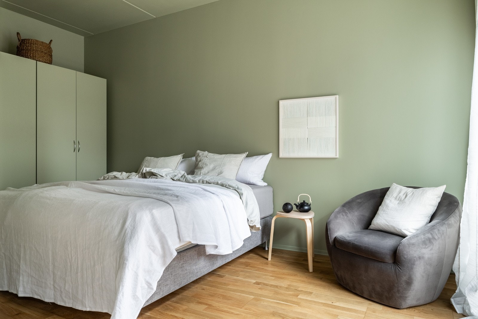 Leilighetens soverom er av god størrelse med plass til dobbeltseng. Galleribilde