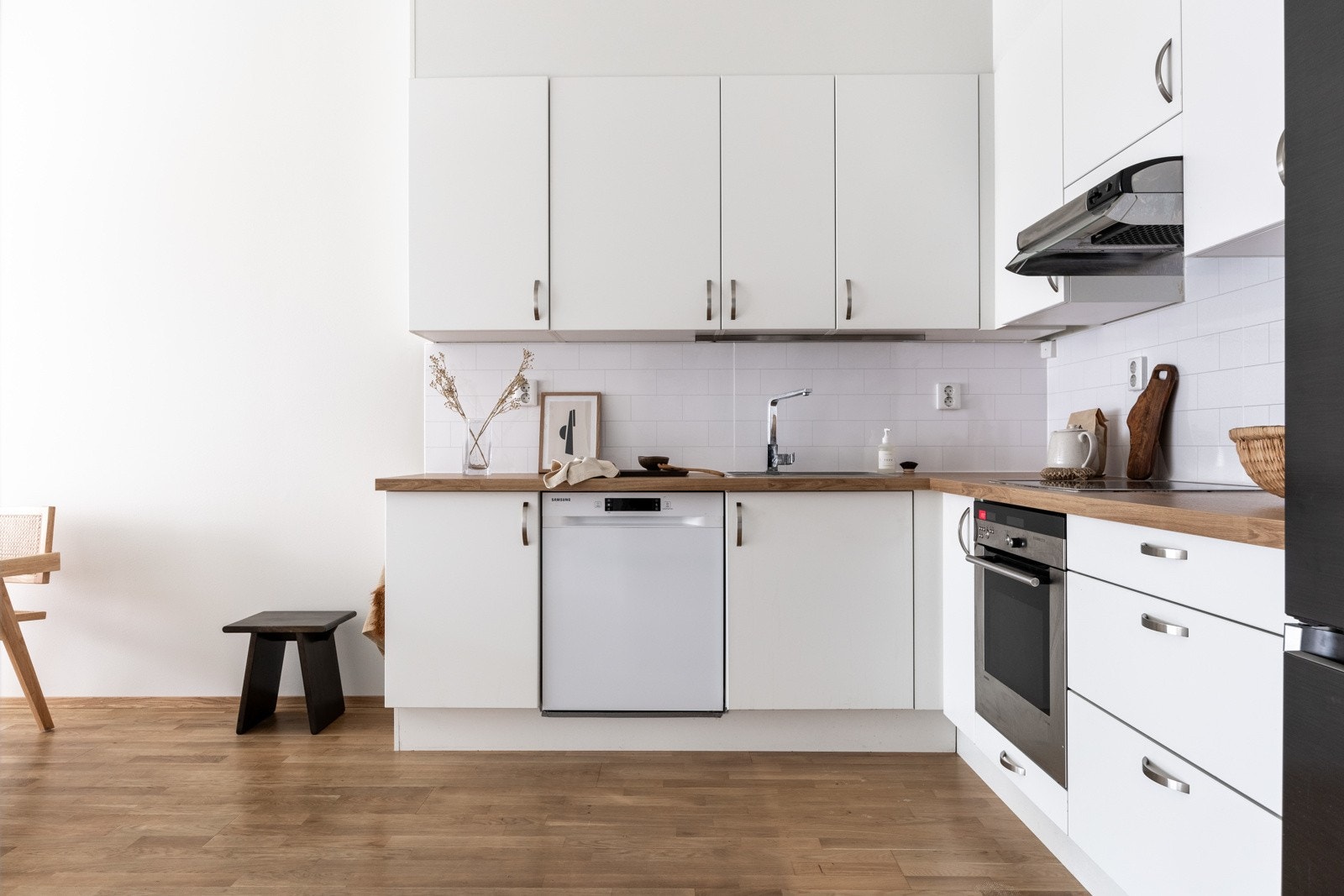 Ventilator i overskap og montert lekkasjestopper i kjøkkenbenk. Galleribilde