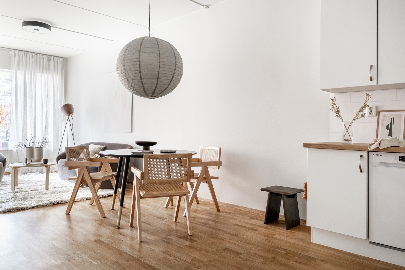 Stuen kan enkelt innredes med både sofa- og spiseseksjon. Galleribilde