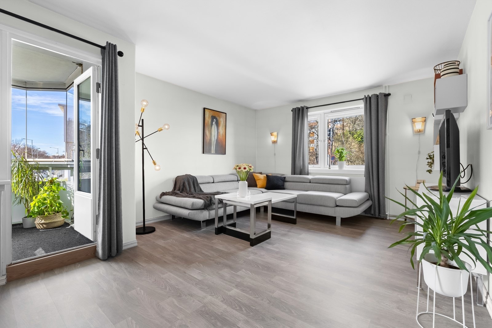 Romslig stue med plass til stor sofagruppe og annet møblement. Galleribilde