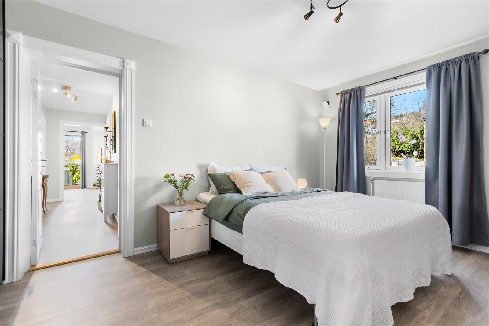 Leiligheten har to gode soverom. Her hovedsoverom som er i andre enden fra stue. Galleribilde