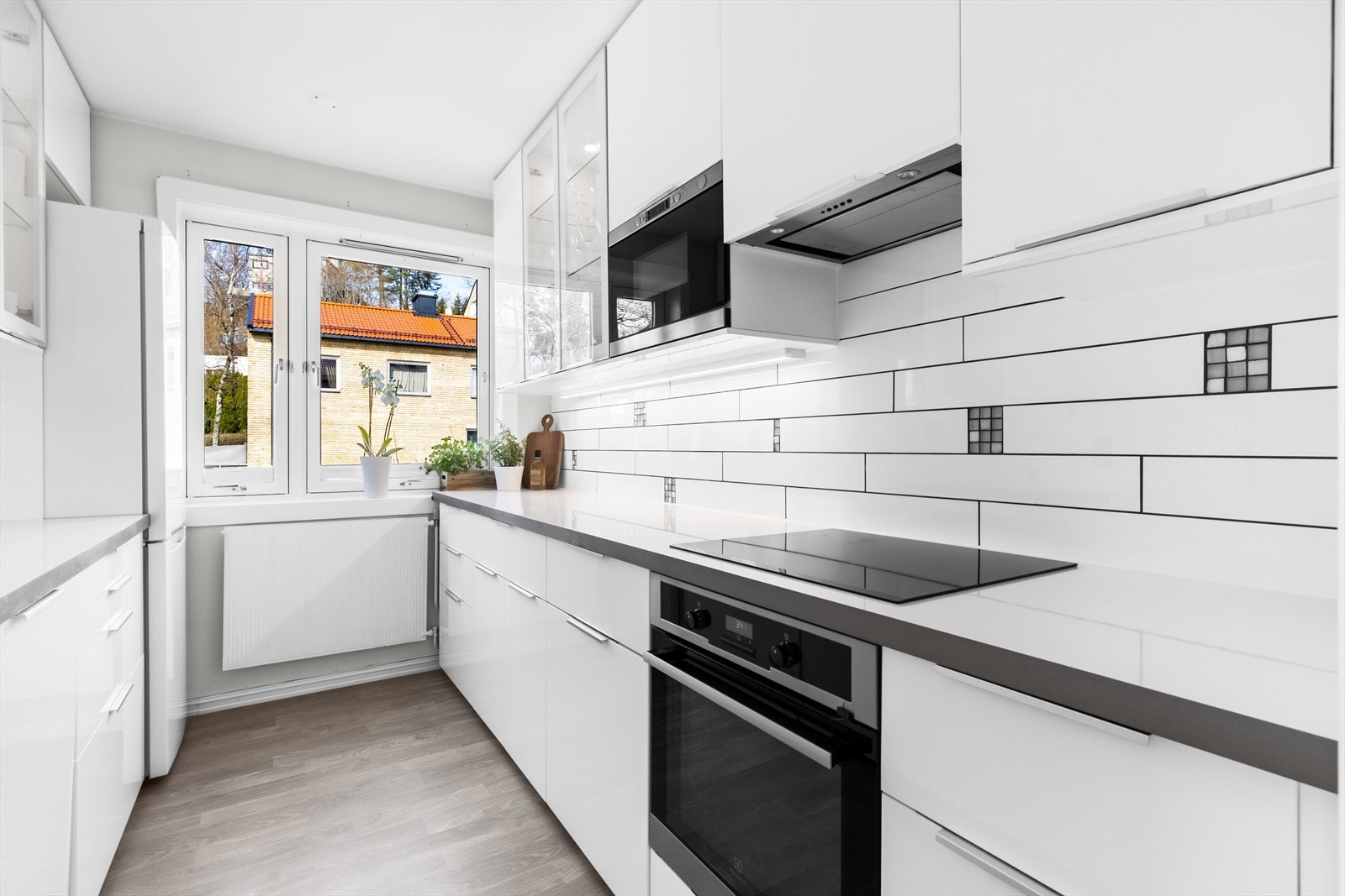 Integrert ventilator, induksjonstopp, stekeovn, mikrobølgeovn og oppvaskmaskin. Lys under overskap. Galleribilde