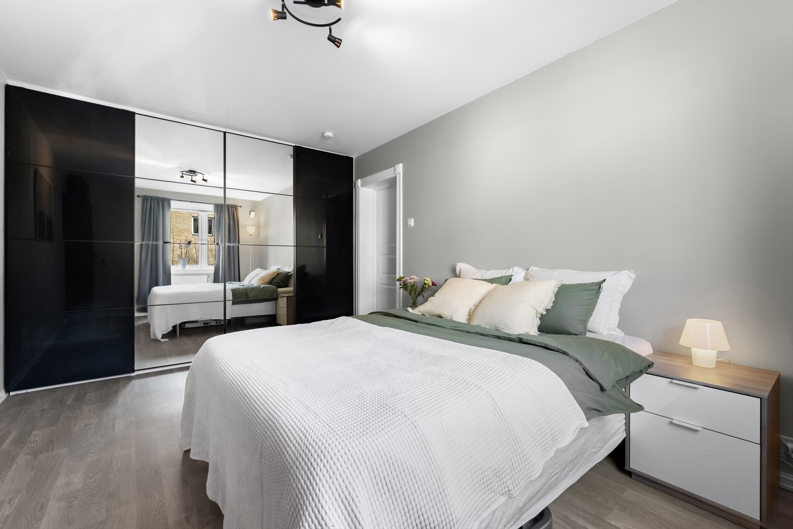 Godt med oppbevaring i skyvedørsgarderobe langs hele den en siden av soverommet. Galleribilde