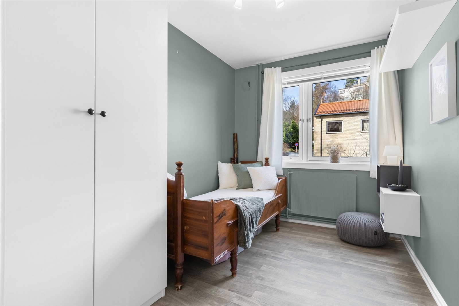 Soverom 2. Sparklet og malt vegger i 2022. Galleribilde