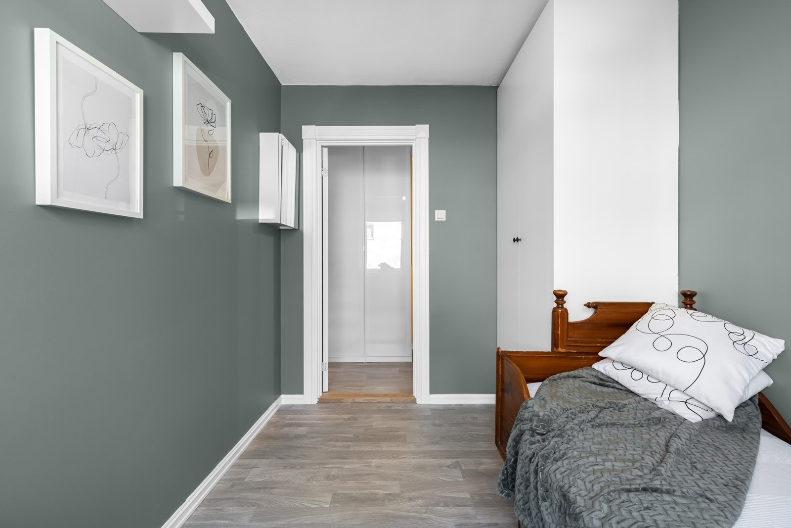 Plass til både seng og garderobe. Galleribilde