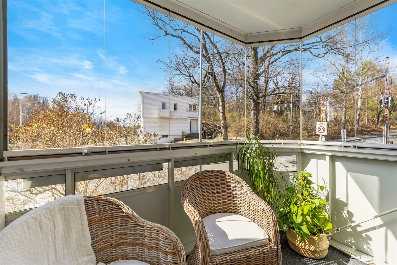 Romslig 3-roms lelilighet (mulig 4-roms) med solrik balkong vendt mot sydvest. Galleribilde