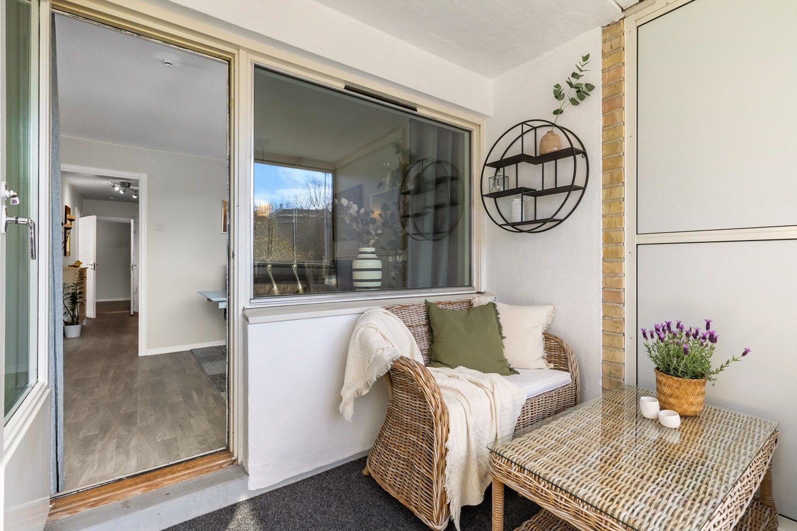 Balkongen er på ca. 6 kvm og er en fin forlengelse av stue i sommerhalvåret. God plass til sittegruppe. Galleribilde