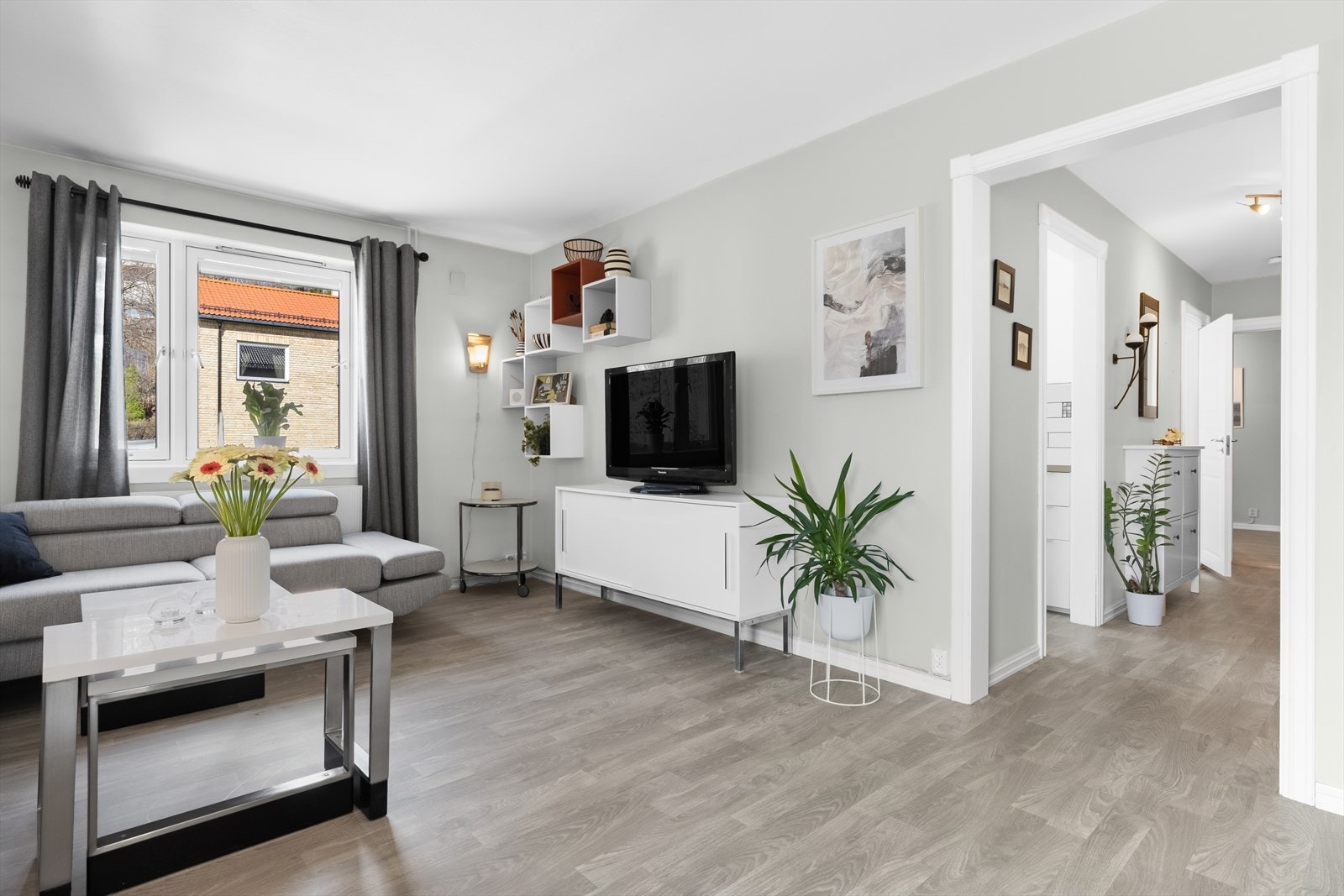 Fra stue sett mot gang som leder inn til kjøkken, to soverom og bad. Galleribilde