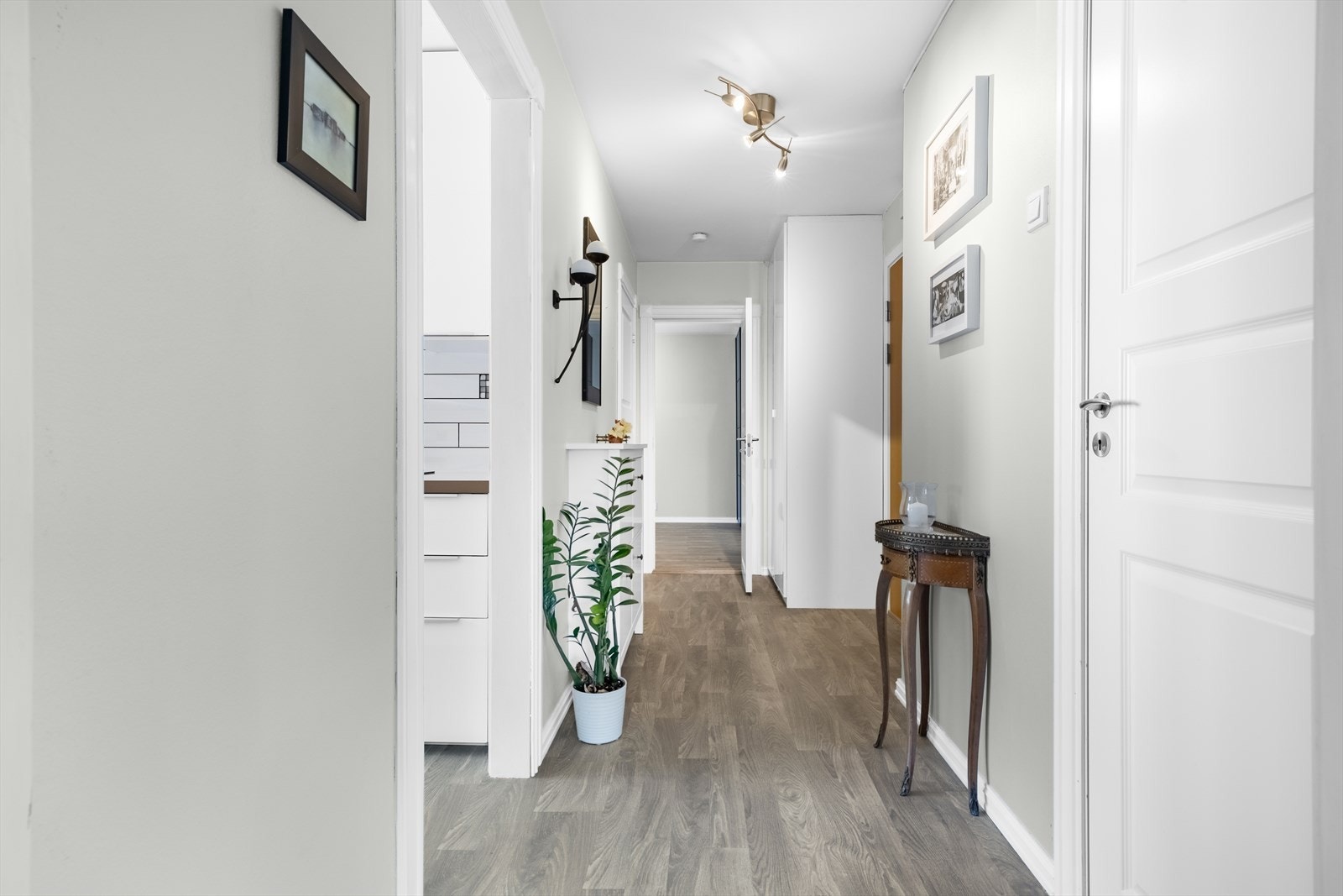 Entré er innredet med garderobeskap og skoskap. Ny entrédør, i regi av borettslaget. Galleribilde