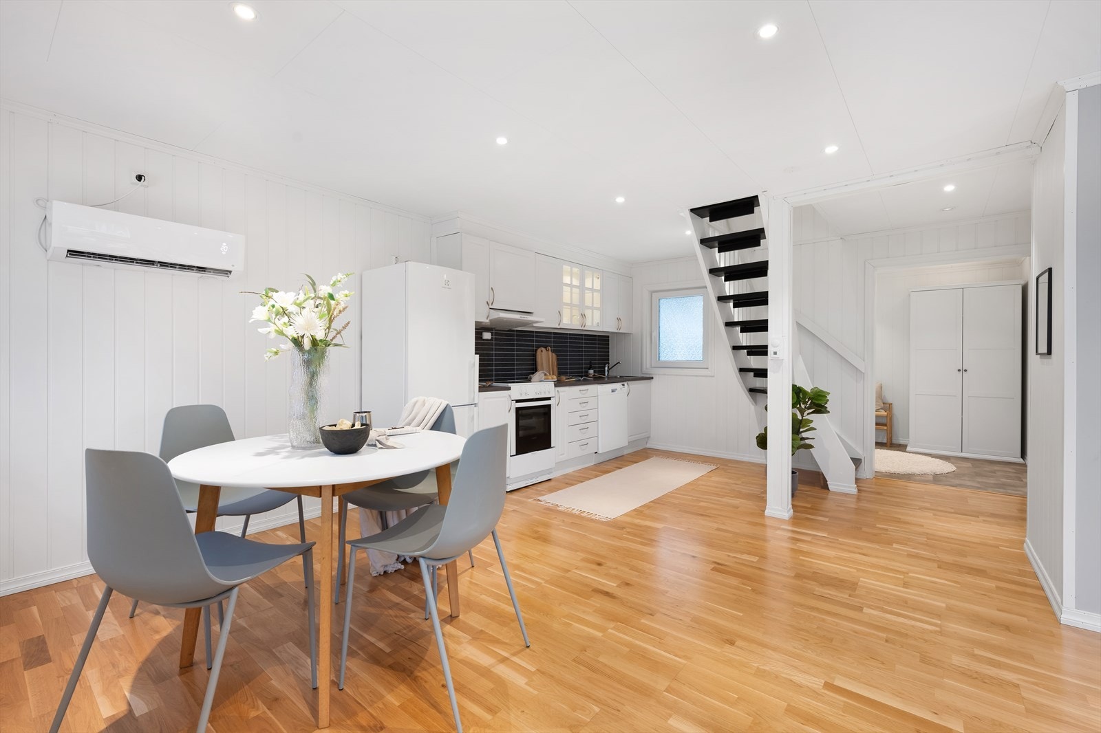 Stue og kjøkken er pusset opp siste årene med blant annet plater på vegg og downlights i himling. Det er også åpnet opp mellom stue, kjøkken og trapp til 2.etasje Galleribilde