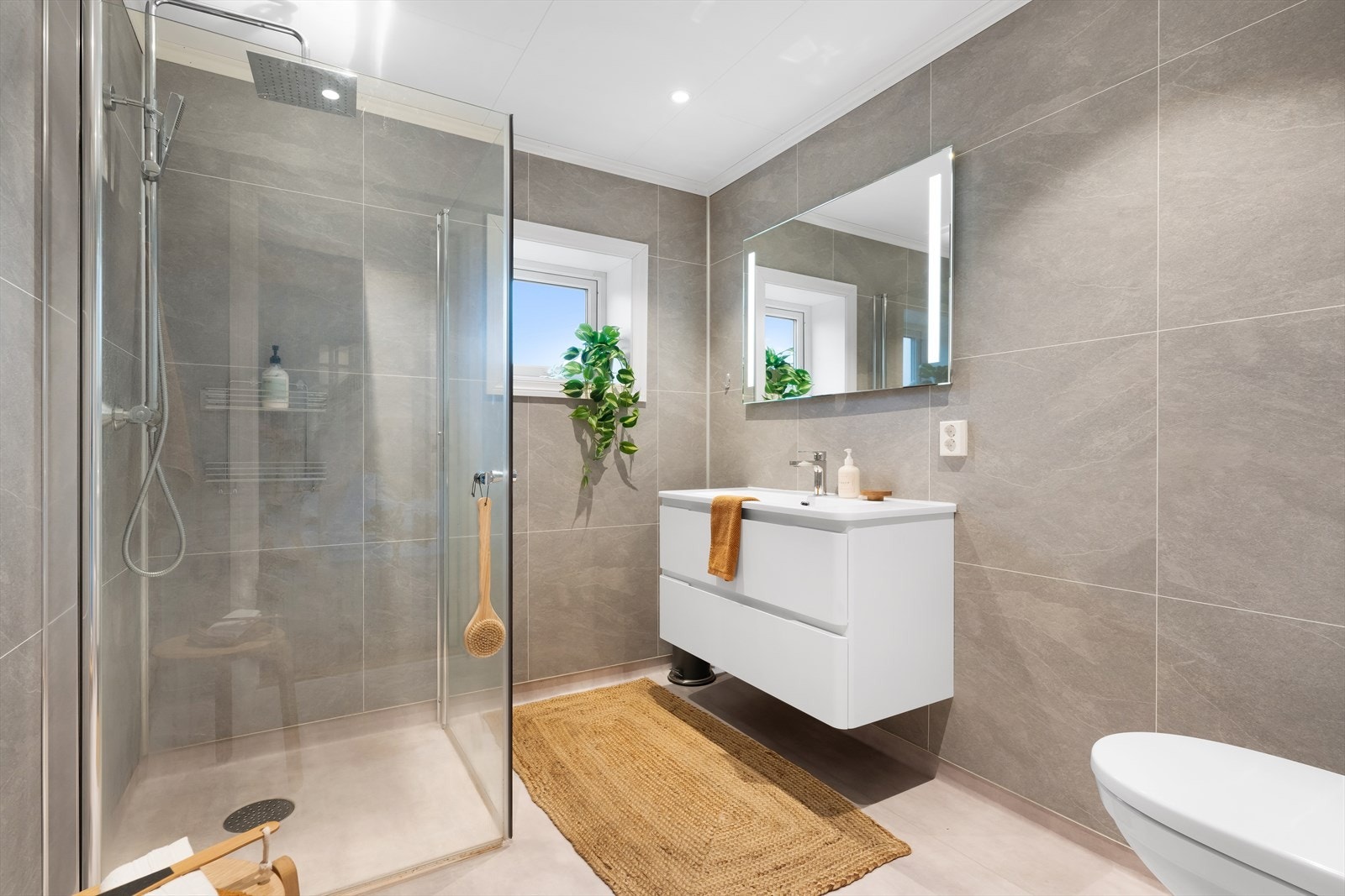 Nytt, lekkert bad fra 2022 med belegg på gulv og baderomsplater på vegg Galleribilde