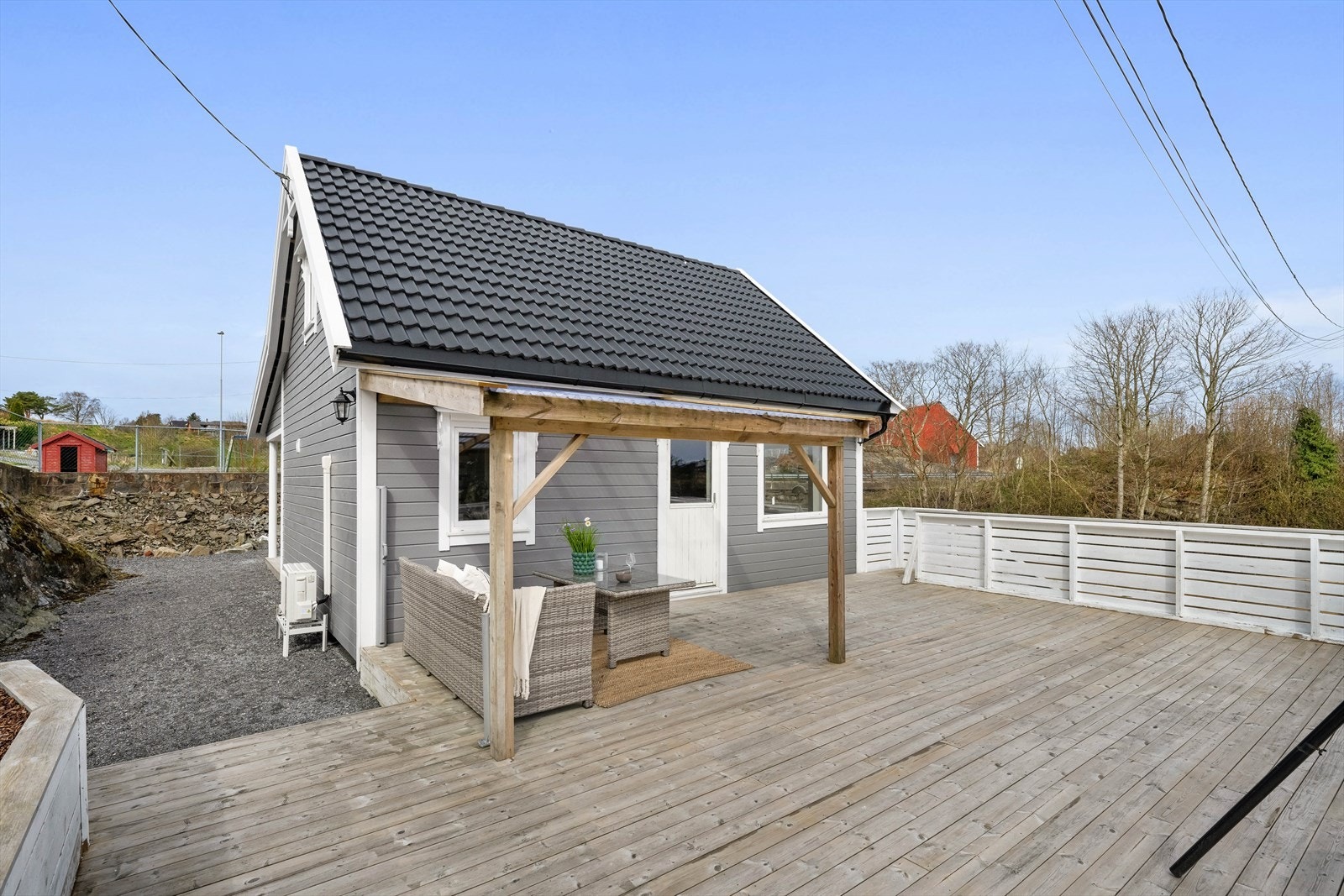 Boligen er betydelig oppusset de siste årene, med blant annet nytt tak, kledning og vinduer Galleribilde