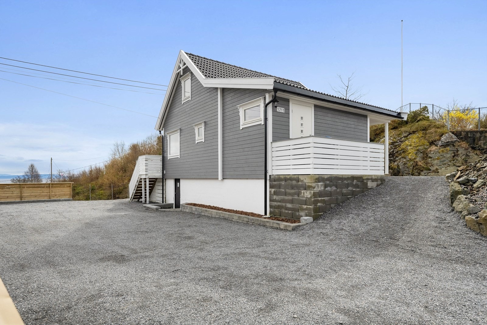 God biloppstillingsplass utenfor huset Galleribilde