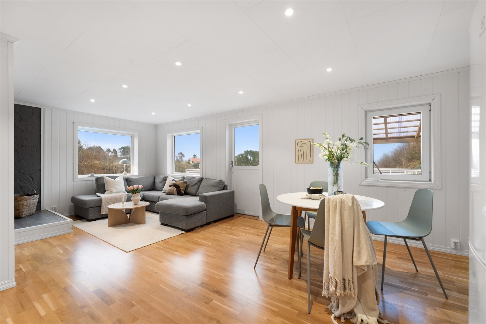 Romslig stue med åpen løsning mot kjøkken Galleribilde