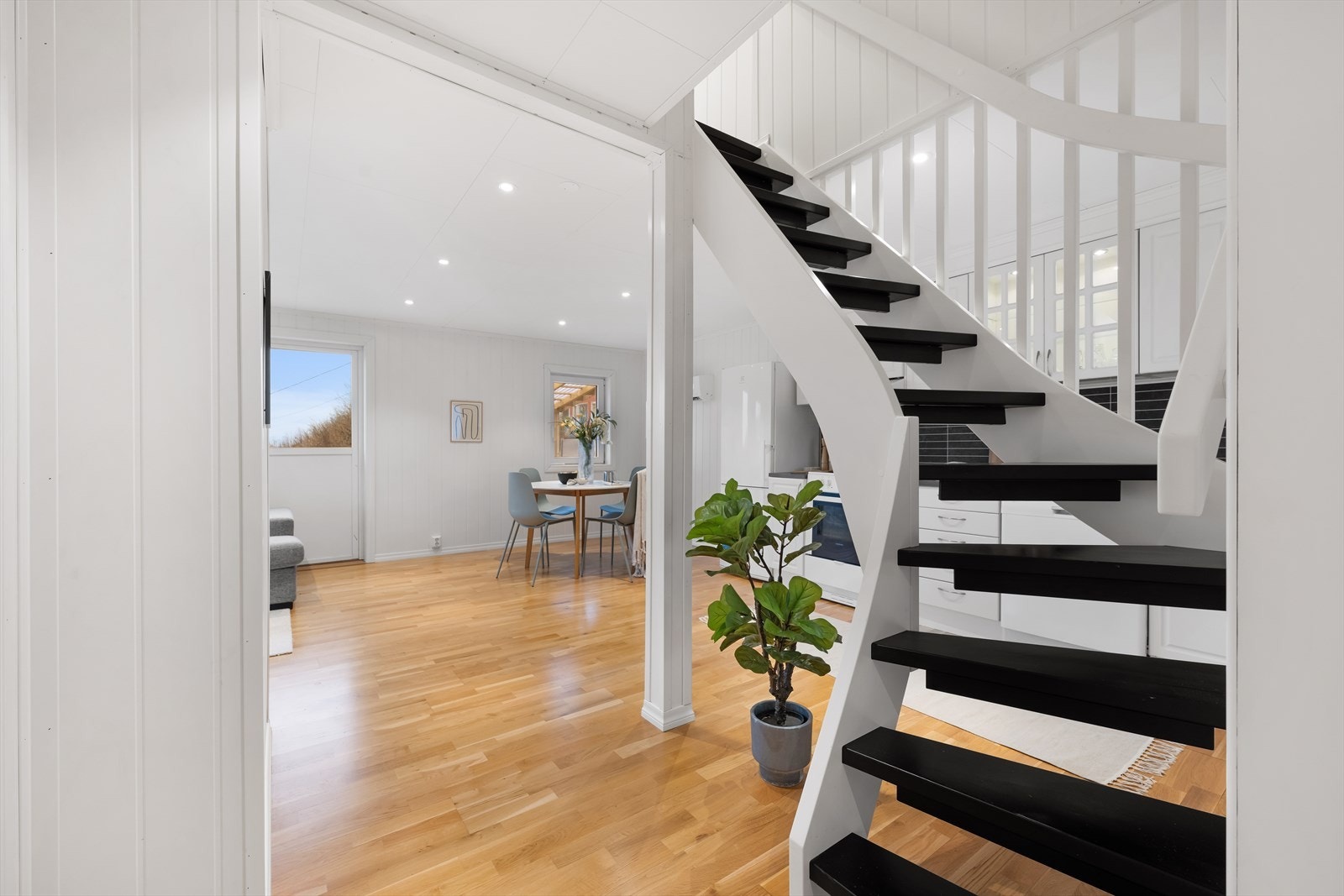 Luftig førsteinntrykk når en kommer inn i boligen Galleribilde