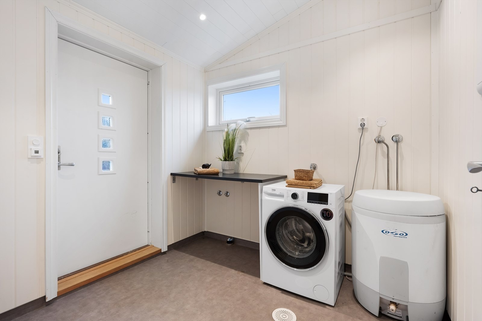 Boligen ble bygget på med ny entré og vaskerom i 2023. Svært praktisk vaskerom med direkte utgang til uteområdet. Galleribilde