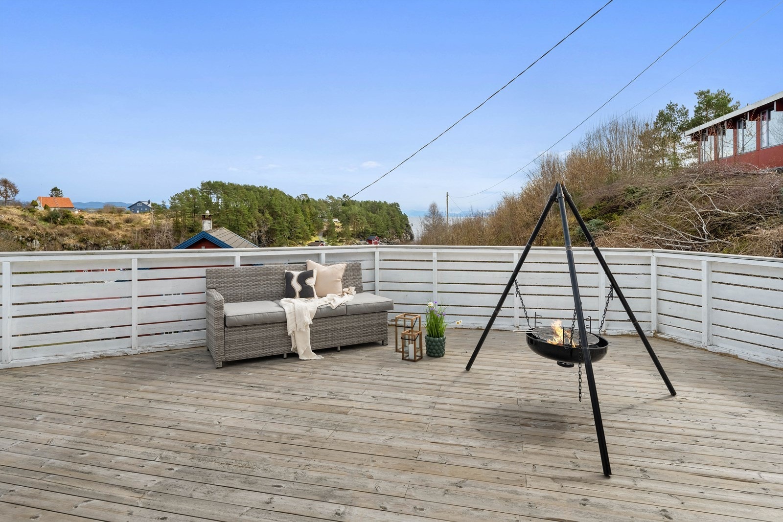 Fin utsikt mot sjøen fra uteplassen Galleribilde