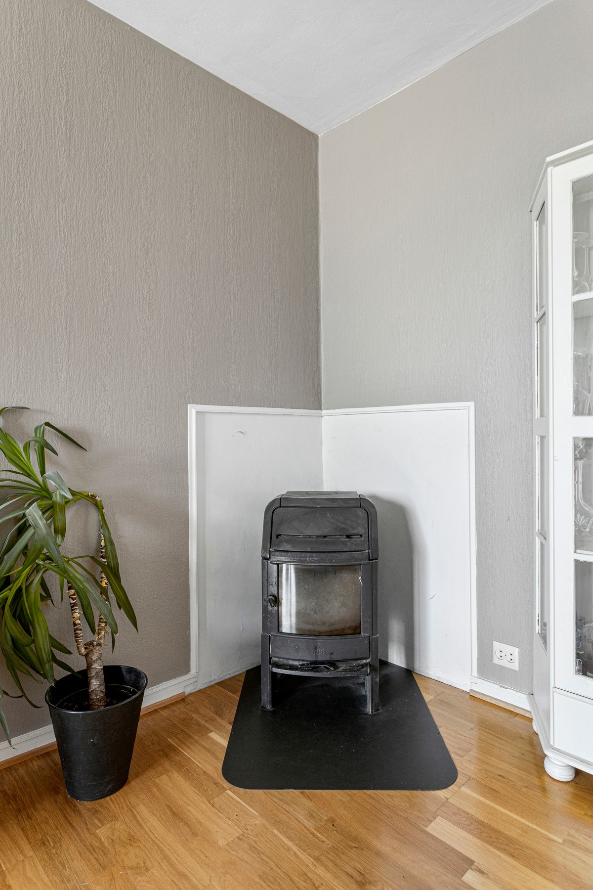 Oppvarming fra elektrisitet og vedfyring Galleribilde