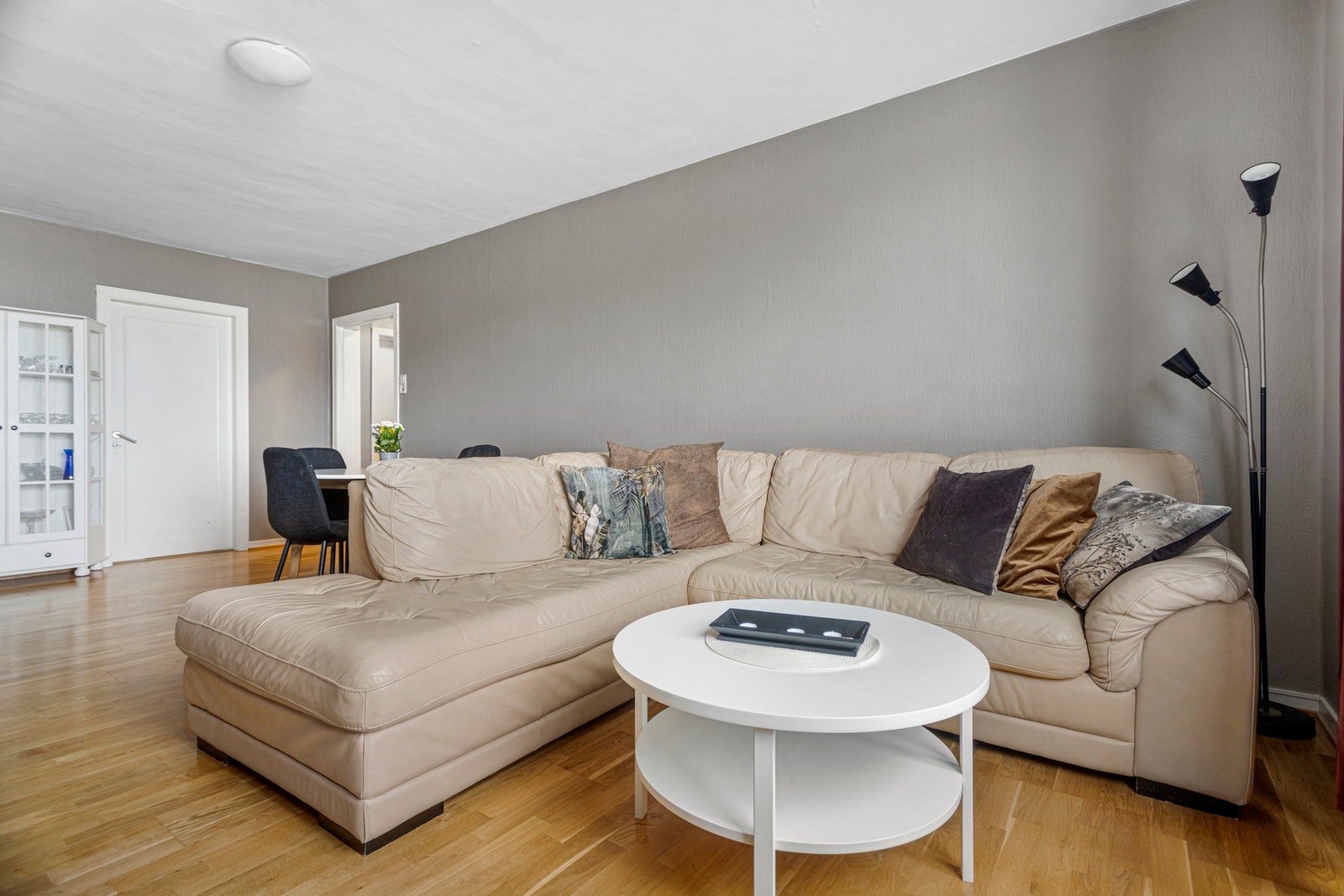 Stuen har god plass til både sofa og spisebordsgruppe! Galleribilde