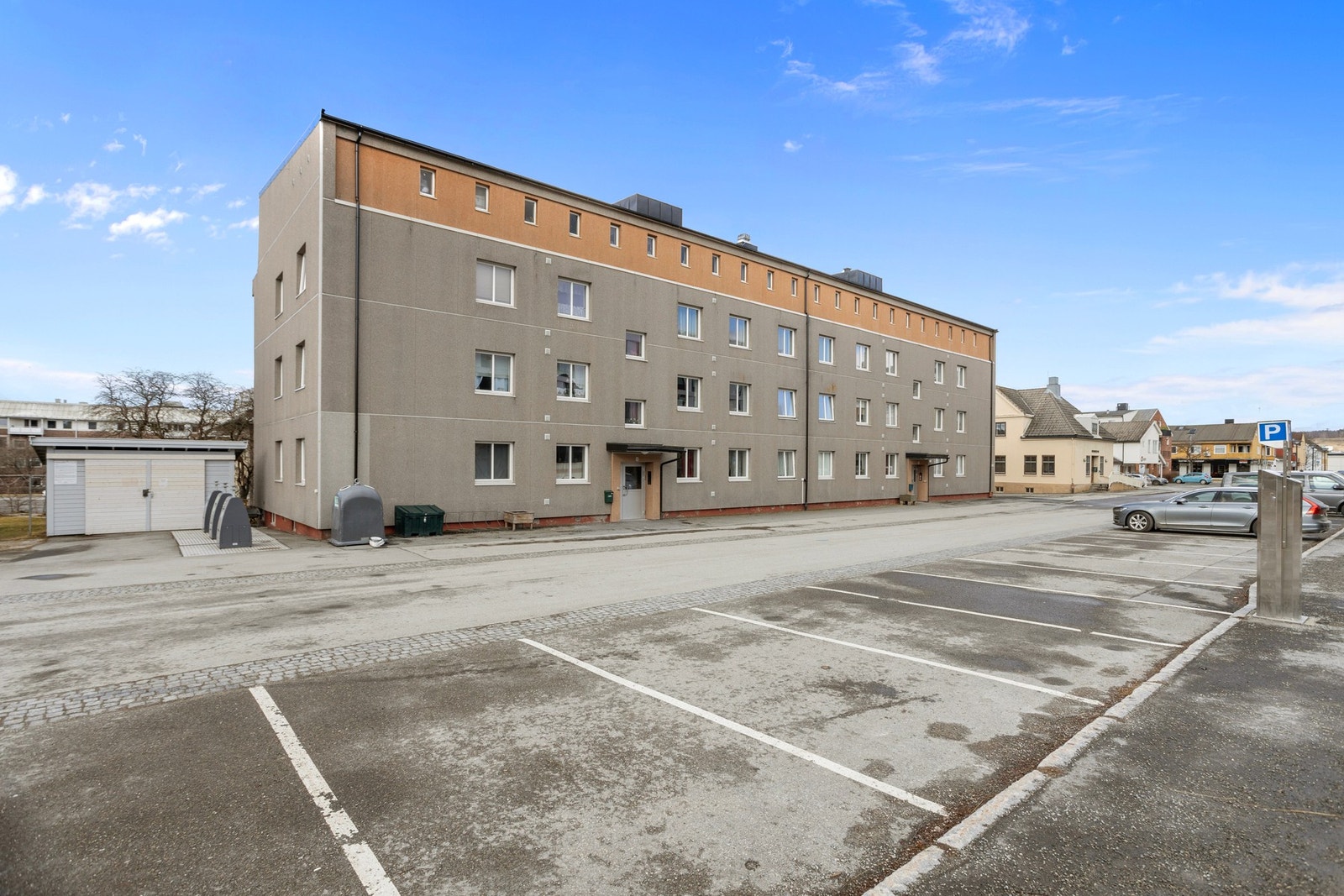 Det følger ingen fast parkeringsplass med leiligheten, men flere parkeringsmuligheter like ved. Galleribilde