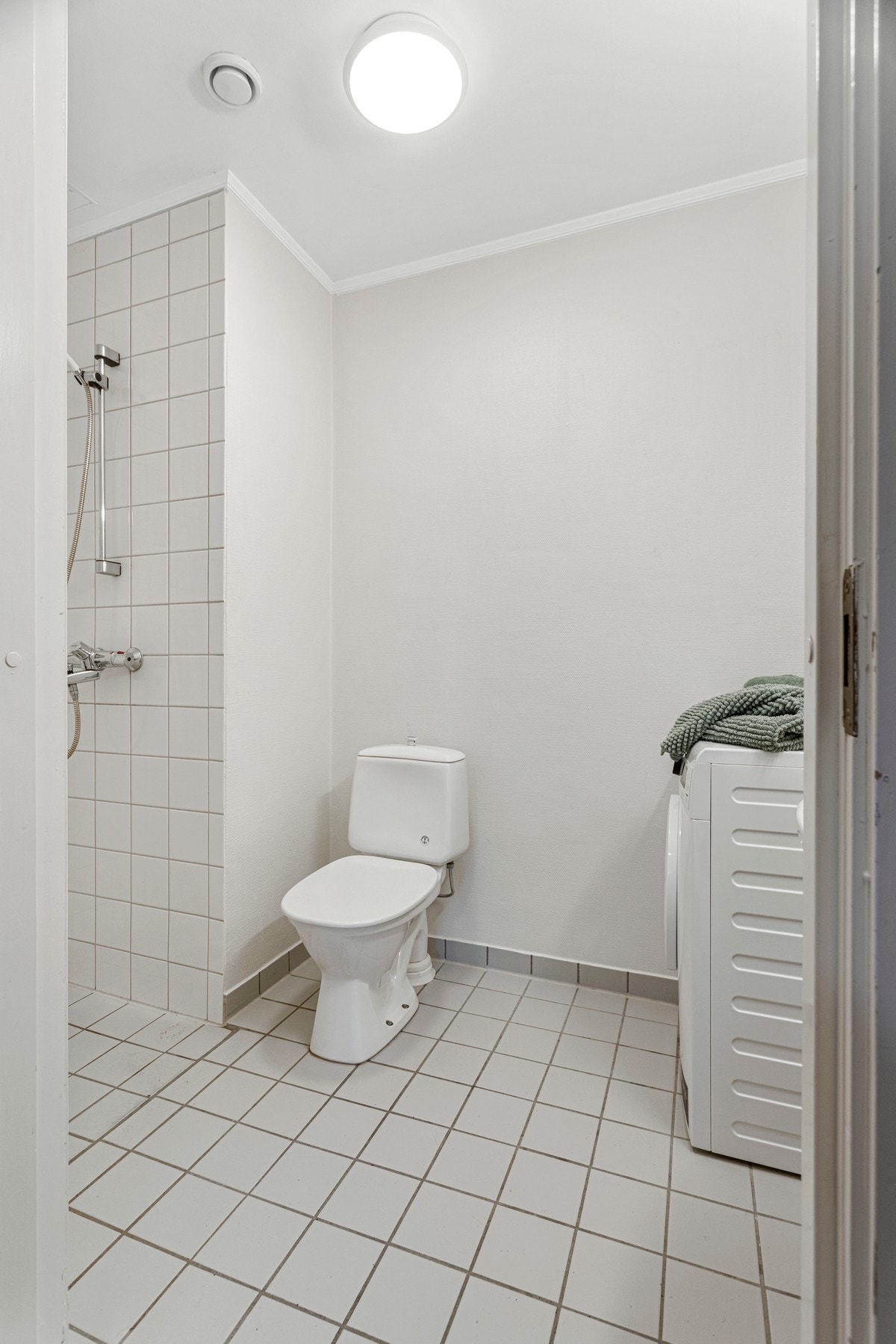 Bad/vaskerom - ca 3 kvm. Flislagt gulv med varmekabler. Galleribilde