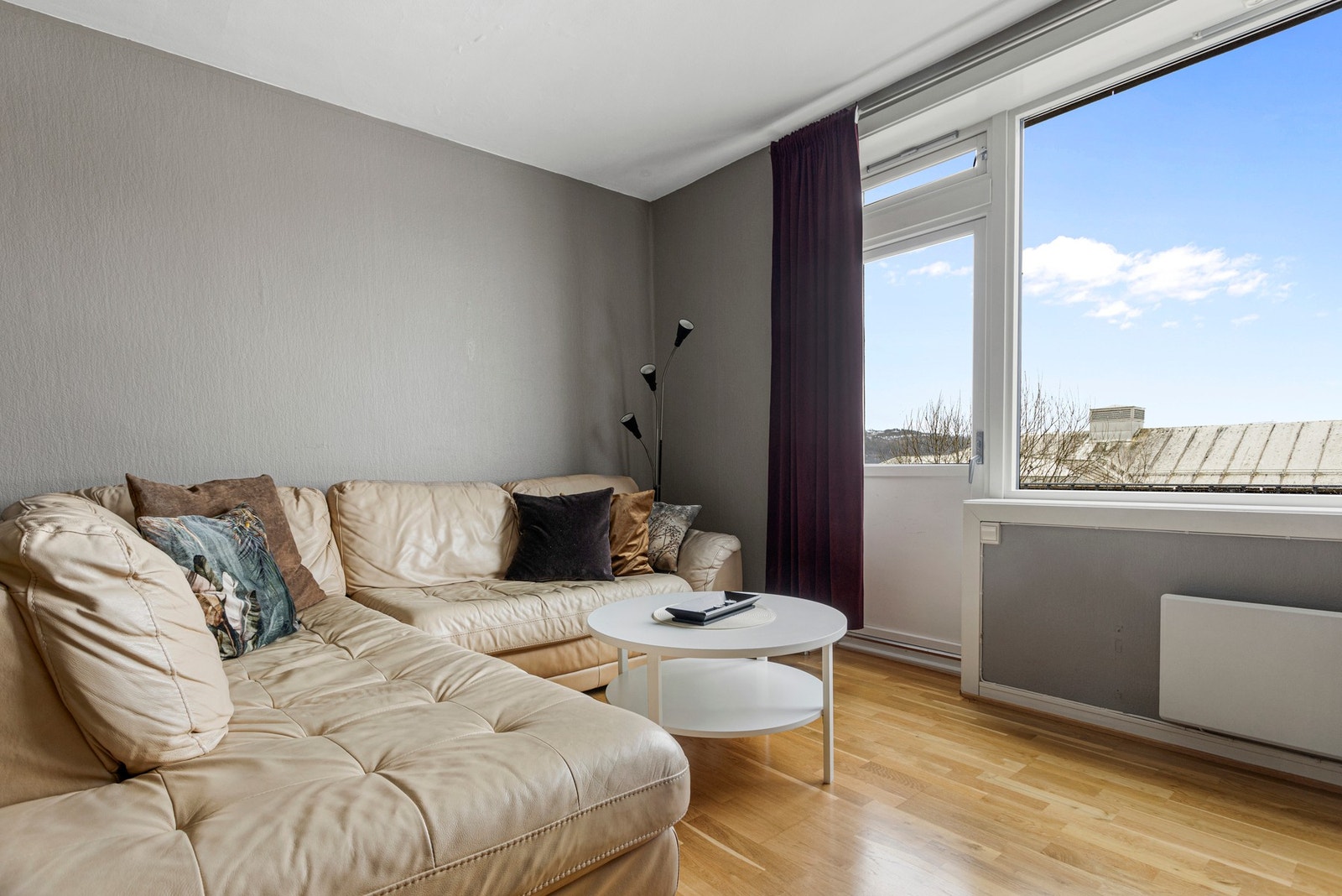 Fra stuen er det utgang til balkong Galleribilde