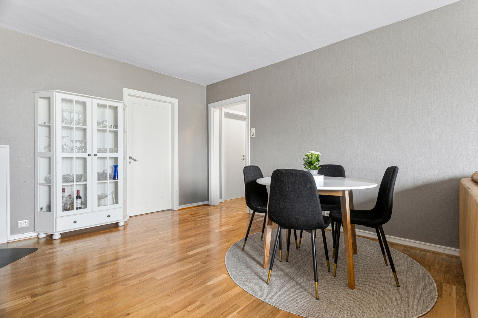 Det er god plass til spisebord også Galleribilde