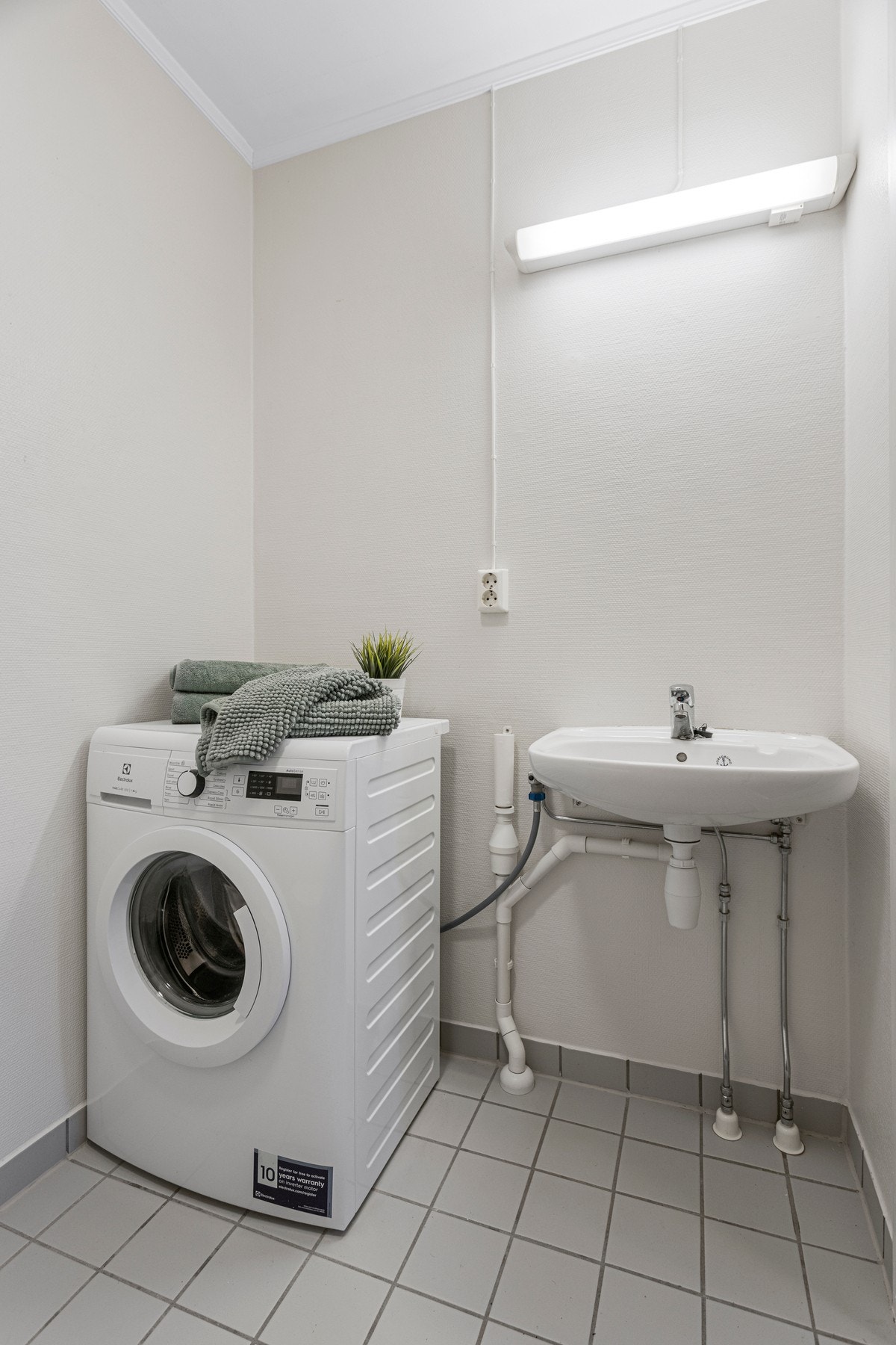 Utstyrt med servant, toalett, dusj og opplegg for vaskemaskin Galleribilde